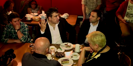 Саакашвили попил чай во взорванном кафе в Одессе
